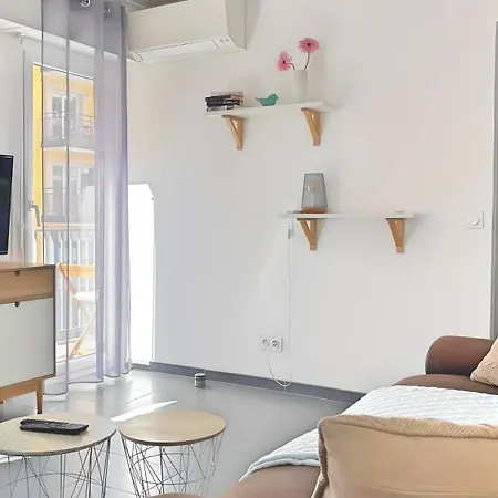 Apartment Confortable Avec Balcon - Proche Gare Riquier Sncf *